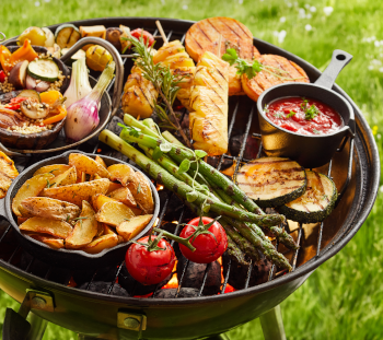 Nachhaltiger Grill mit Gemüse