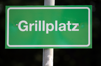 Schild mit Grillplatz