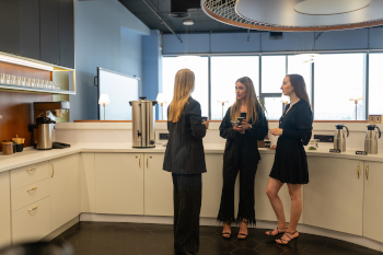 Mitarbeiter motivieren beim gespraech am kaffeeautomat