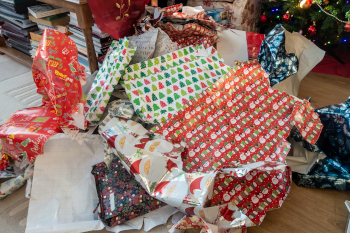 Zerrissenes Geschenkpapier entsorgen