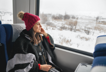 Frau in Bahn