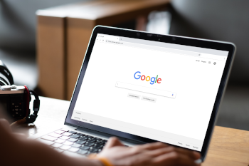 Nachhaltigkeit Suchmaschine Google auf Laptop