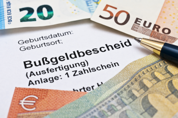 Bußgeldbescheid mit Geldscheinen