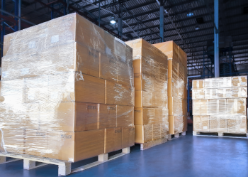 Transportverpackungen in Lagerhalle